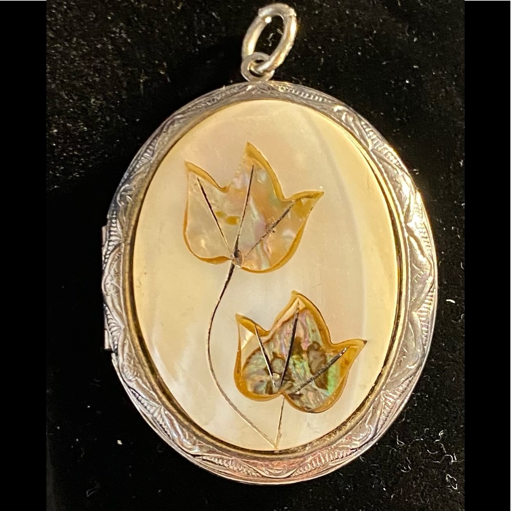 Locket - Picture 2 of 6